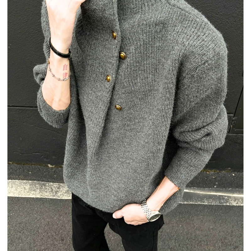 グレーニットの胸元ボタンが見える上半身カット