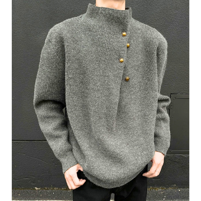 グレーニットを着用した男性のゆったりシルエットが分かるフルショット