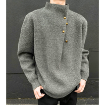 グレーニットを着用した男性のゆったりシルエットが分かるフルショット