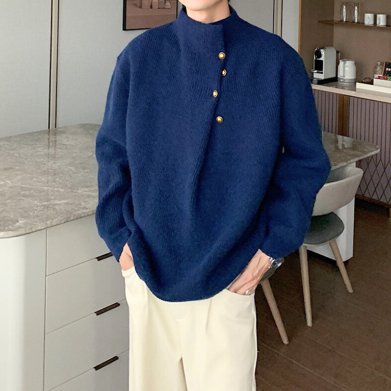 ネイビーニットを室内で着用した男性のコーディネート