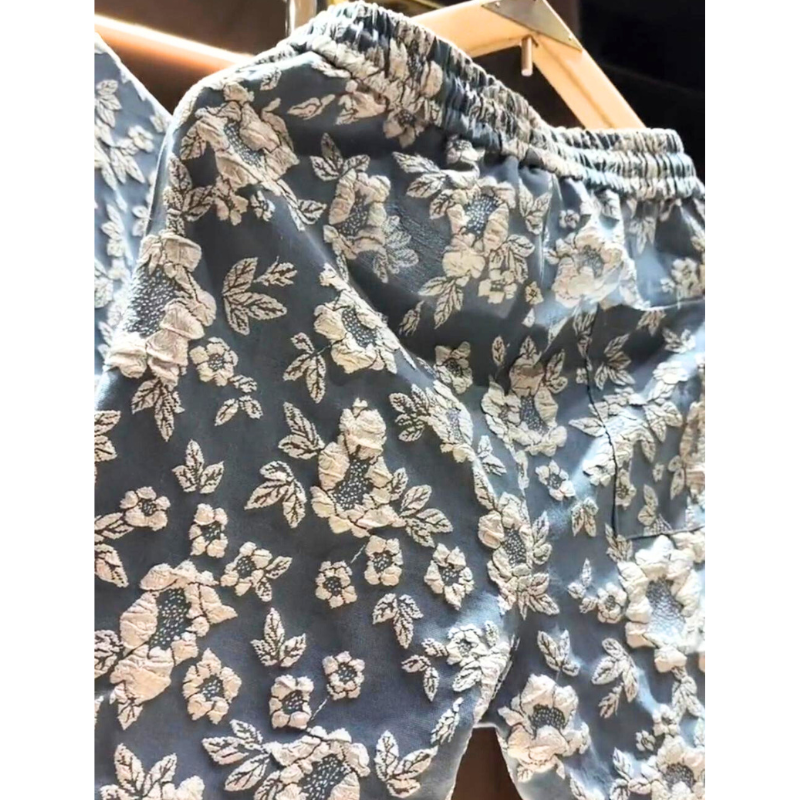 グレーのセットアップパンツを単体で吊るした写真
