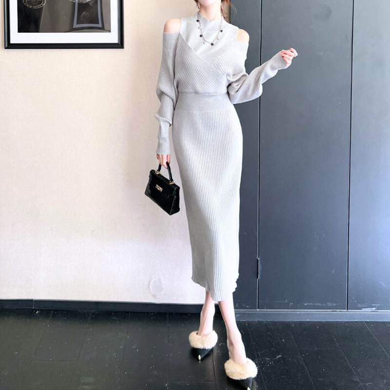 グレーワンピースの全身コーデ。黒バッグを合わせた大人のデートスタイル。