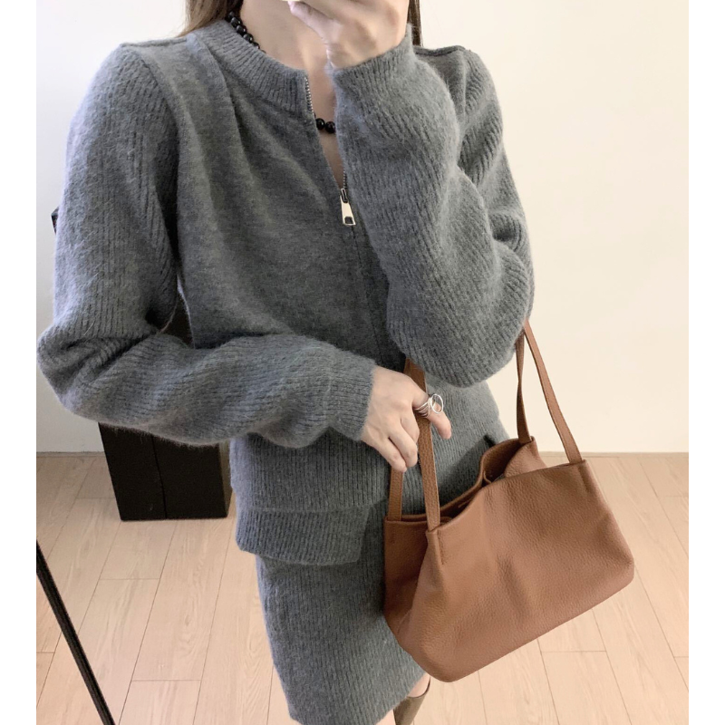 グレーセットアップをバッグと合わせた着用コーデ