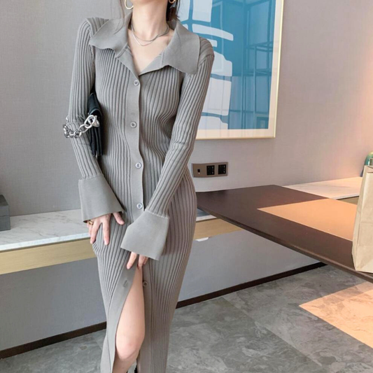 明るいグレーカラーのニットシャツワンピースを着用した春秋冬のおしゃれコーデ。