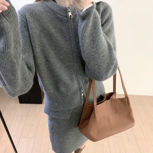 ジップを閉めたグレーニットトップスのアップ