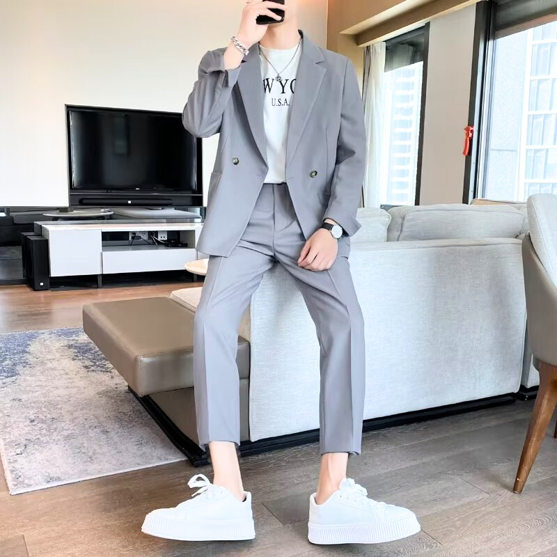 アンクル丈のパンツで軽やかな印象に仕上げた春秋スタイル