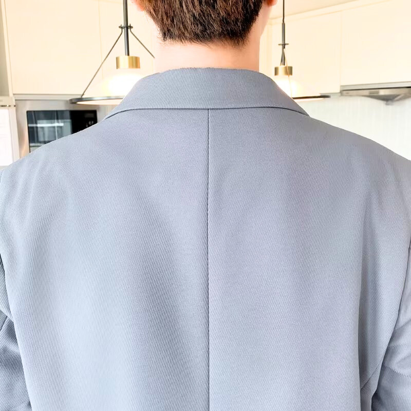 グレーのテーラードジャケットの背中側のアップ写真