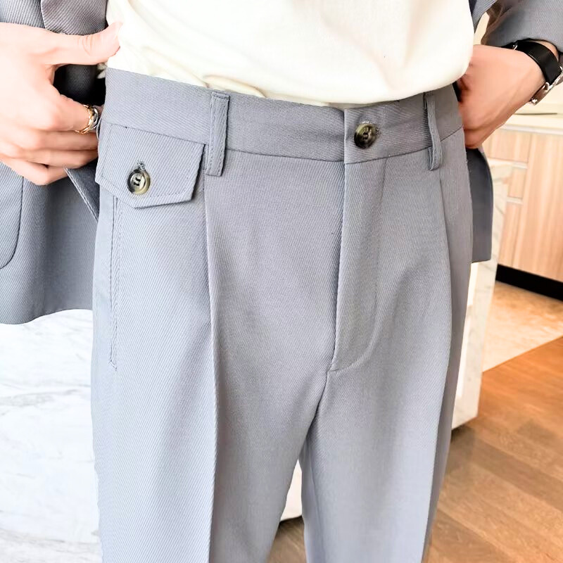 グレーのアンクルテーパードパンツのウエストサイド写真