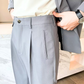 グレーのアンクルテーパードパンツのサイドポケットのデティール写真