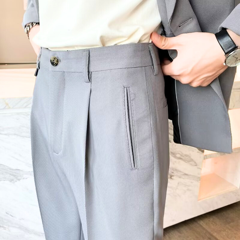 グレーのアンクルテーパードパンツのサイドポケットのデティール写真