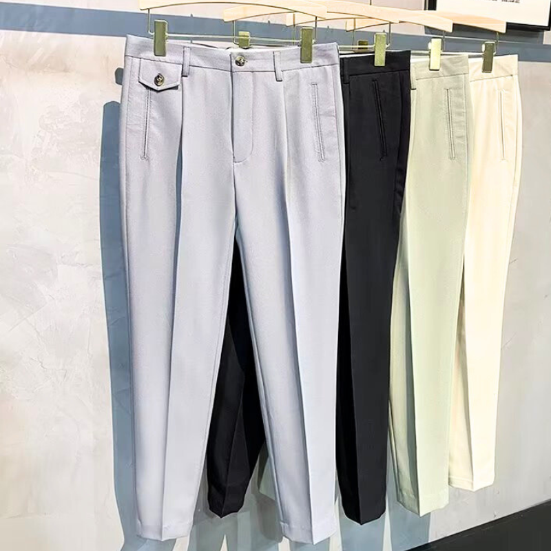アンクル丈のパンツで軽やかな印象に仕上げた春秋スタイル