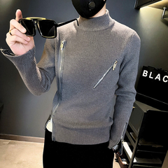 グレーのモックネックニットを着用した男性モデル 正面ポーズ