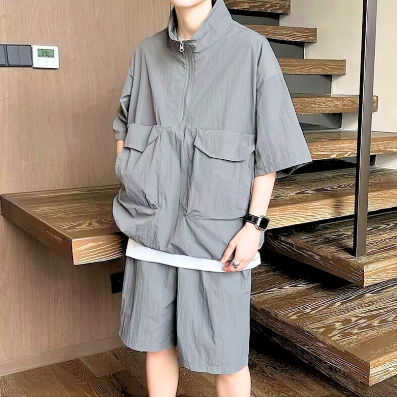 ナイロン調セットアップ メンズ|半袖ハーフジップ×ハーフパンツ 夏の ナイロン調セットアップ メンズ|半袖ハーフジップ×ハーフパンツ 夏の