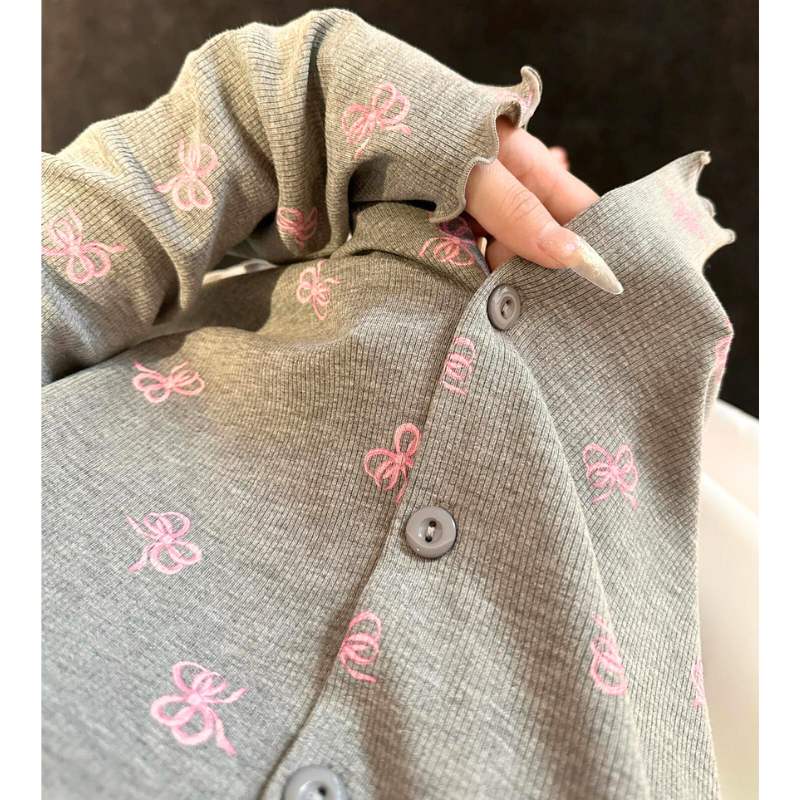 ピンク刺繍がポイントのグレールームウェア セットアップで統一感のある着こなし