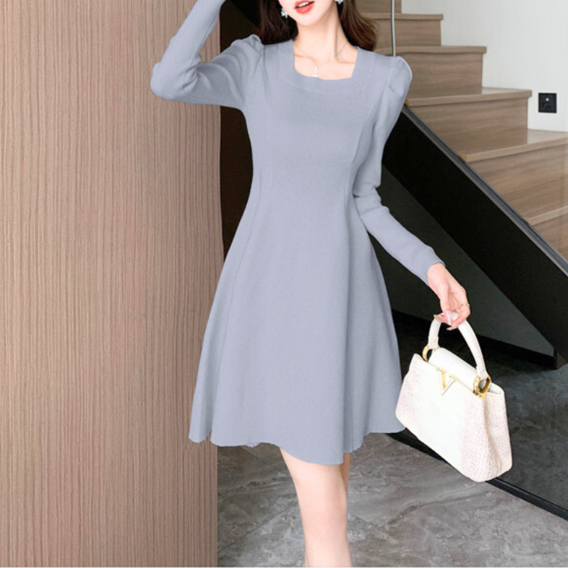 グレーのスクエアネックワンピース。知的で落ち着いた雰囲気。