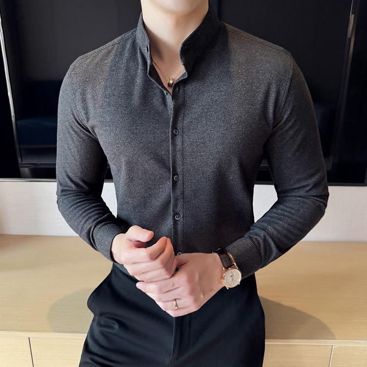 グレーのスタンドカラーシャツを着用する30代男性