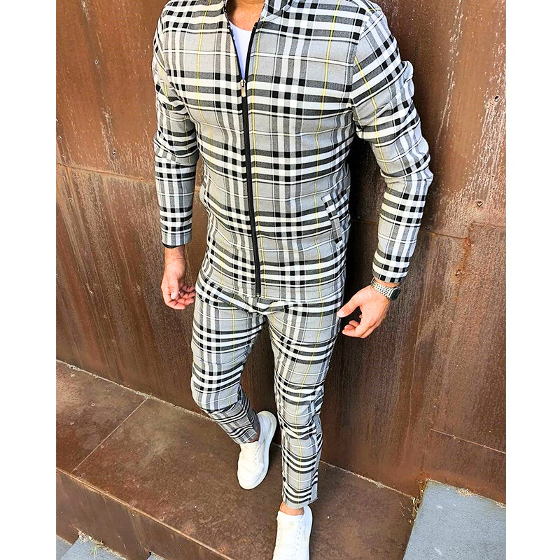 グレー×イエローチェックセットアップを着た男性