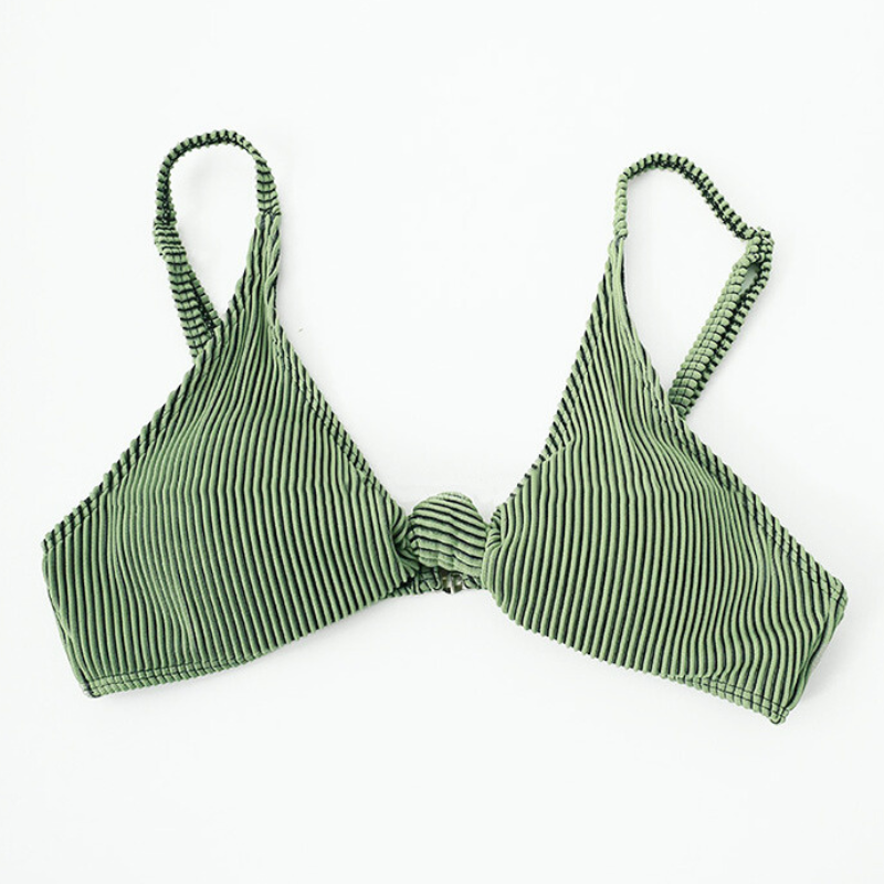くすみグリーン三角ビキニトップの正面デザイン