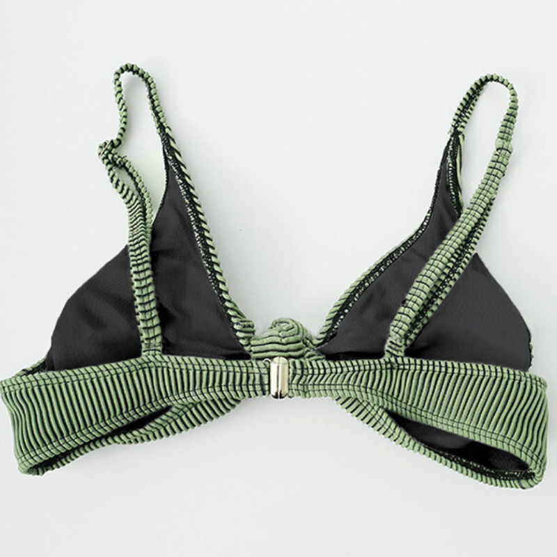 フィット感のある三角ビキニトップの内側構造