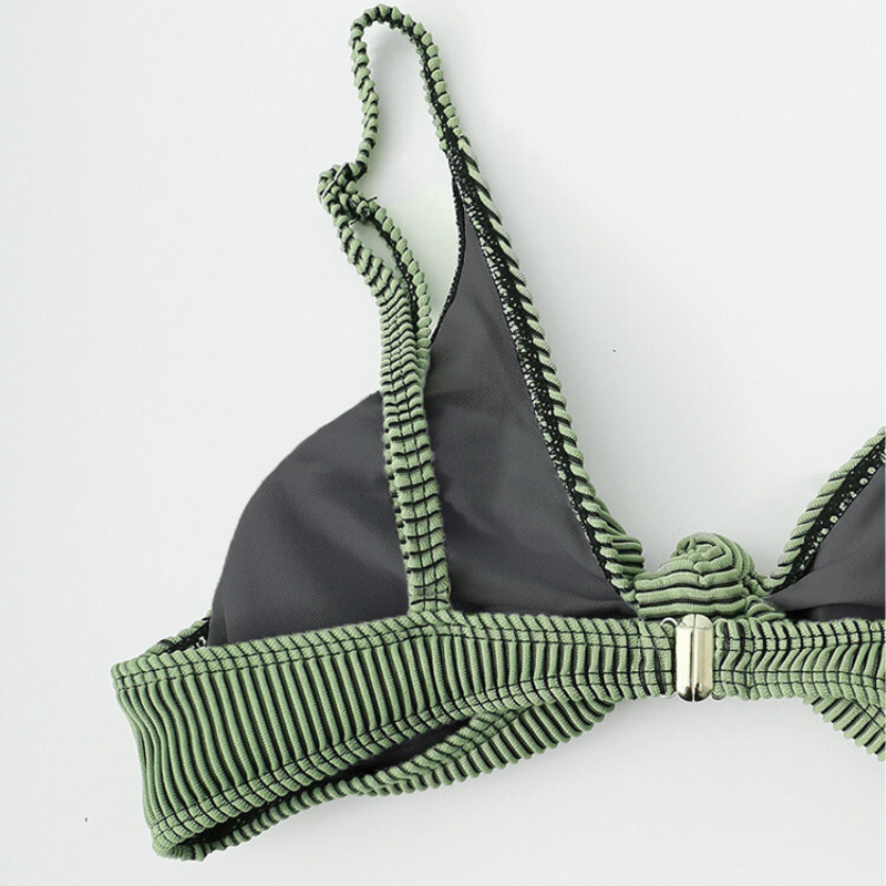 フィット感のある三角ビキニトップの内側構造詳細