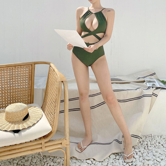 一見ワンピースなのに色気のあるクロスデザイン水着
