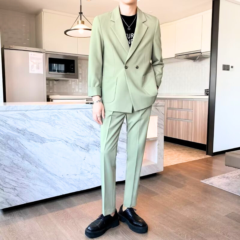 ミントグリーンのセットアップを着た男性が立っているコーディネート写真