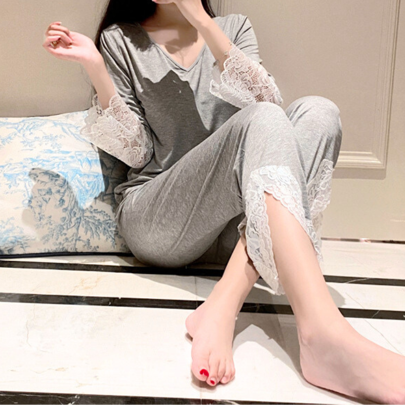 グレーカラーの春秋向けルームウェア 上下セット レース袖付き