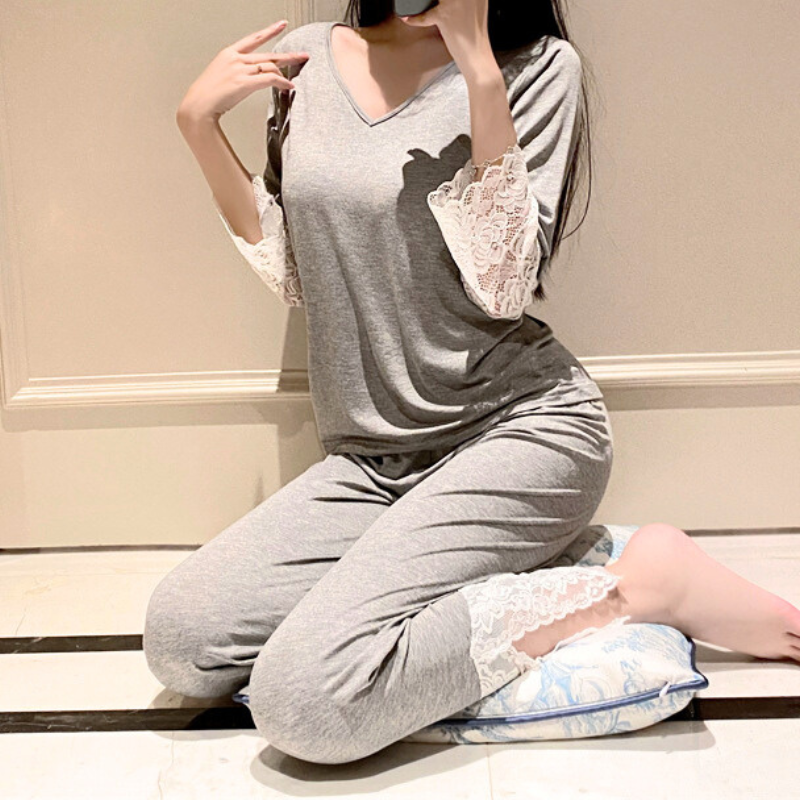 座りポーズで着用したグレールームウェア 優しい色合いで旦那ウケ抜群