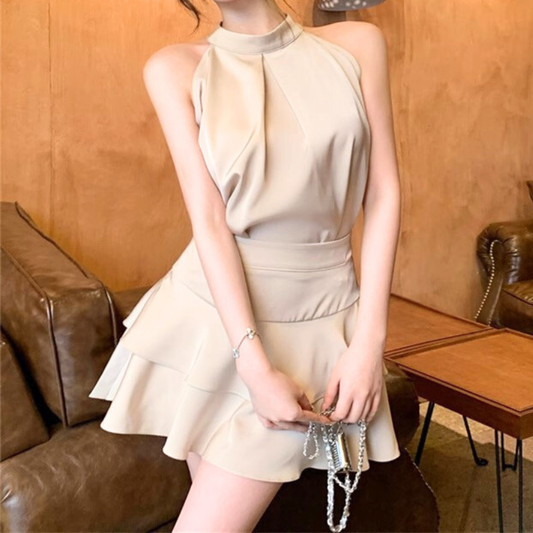 ベージュのホルターネックセットアップを全身で見せた彼ウケデートコーデイメージ