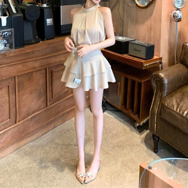 ベージュのホルターネックセットアップを立ち姿で見せた全身コーデ画像