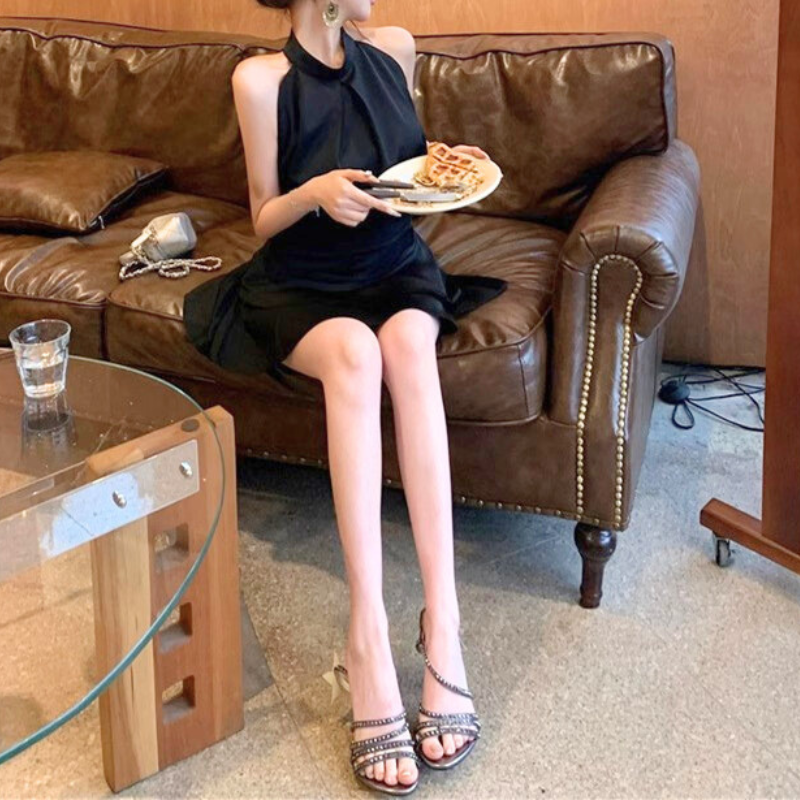 ブラックのホルターネックミニセットアップを室内で着こなした彼ウケコーデ