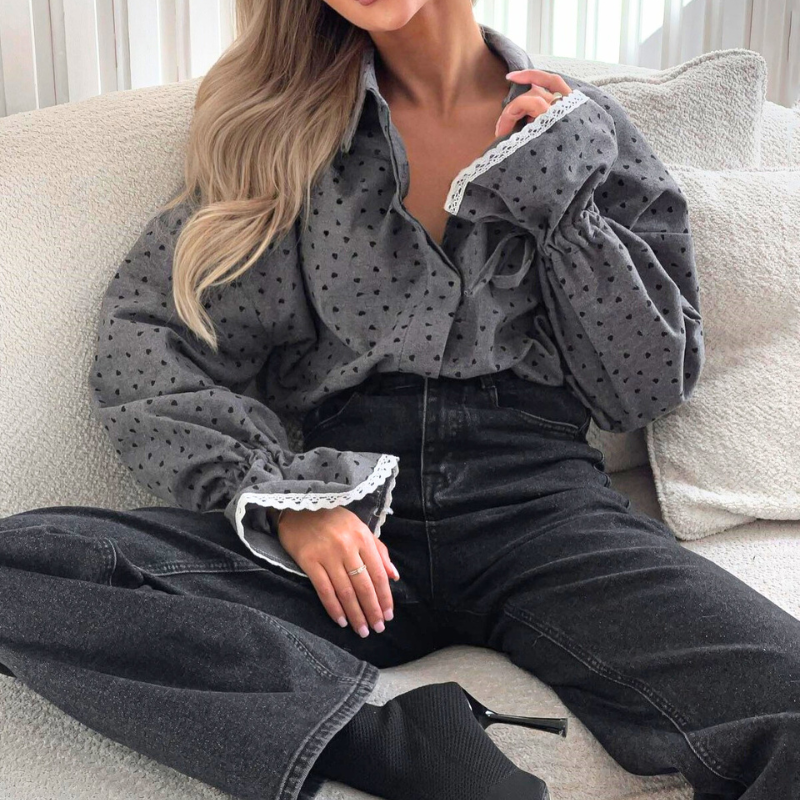 さりげなく色気が出るハート柄シャツの大人カジュアル着用例