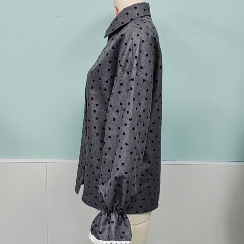 袖のボリューム感が分かるハート柄シャツのサイドデザイン