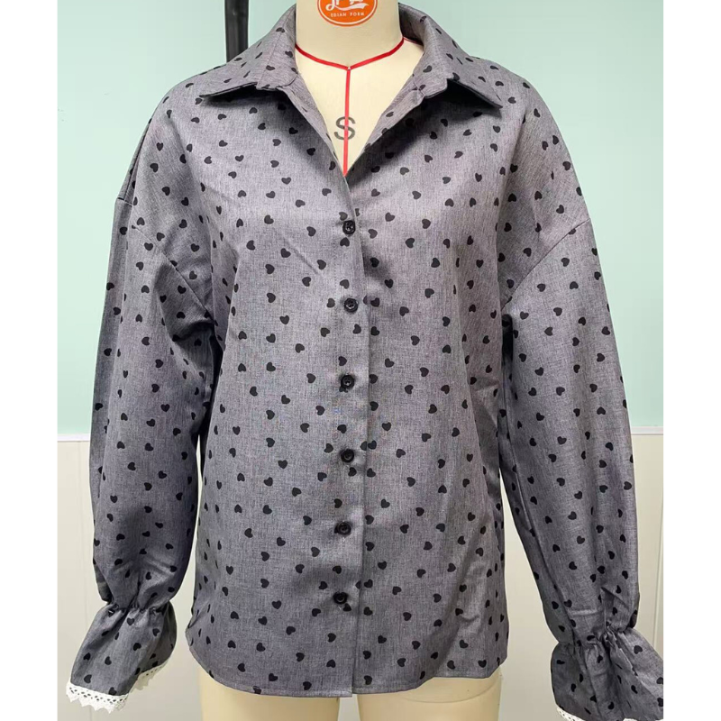 好印象ファッションを叶えるハート柄ボリュームスリーブシャツ正面