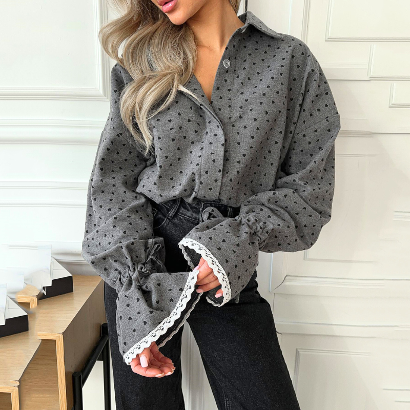 男ウケを意識したハート柄ボリュームスリーブシャツの着用イメージ