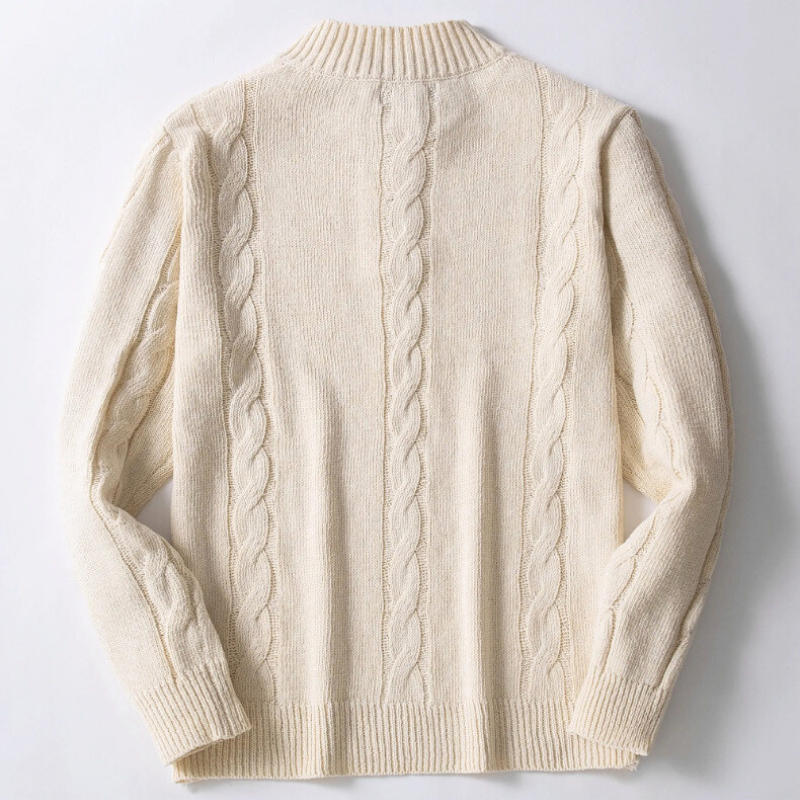 ケーブル編みニットセーター 背面の立体的な編み柄デザイン