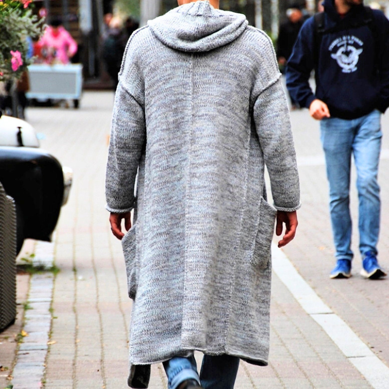 背中まできれいに落ちるフード付きロングニットカーディガンの後ろ姿