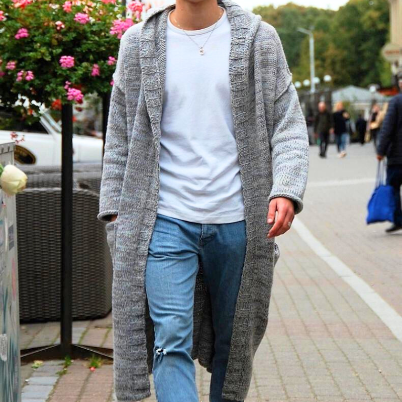 フード付きロングニットカーディガンを白Tとデニムで合わせた大人カジュアルコーデ