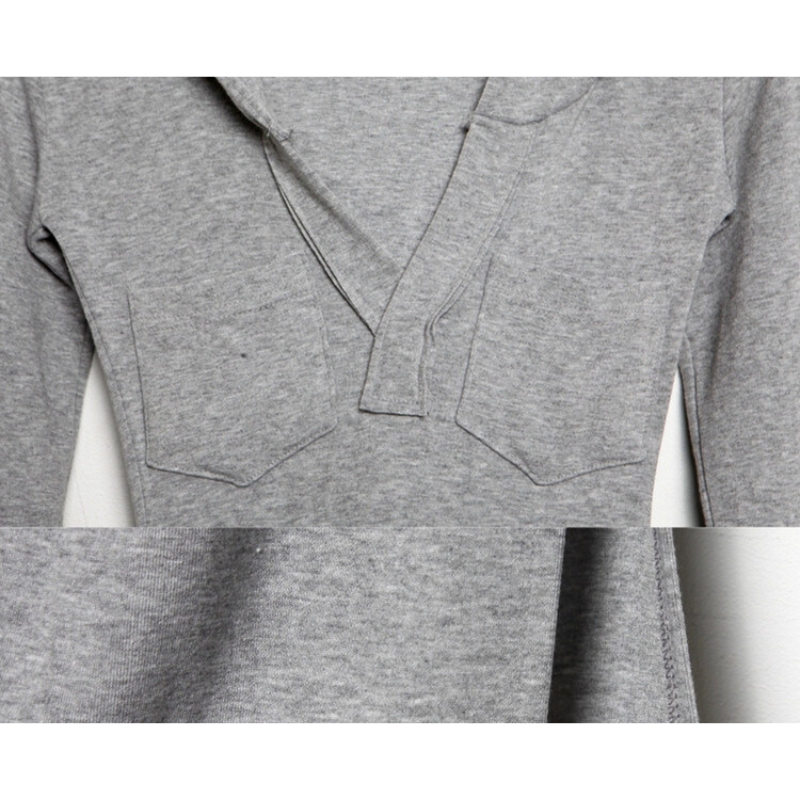 グレーのスウェットワンピースの首元と素材感がわかるディテール画像