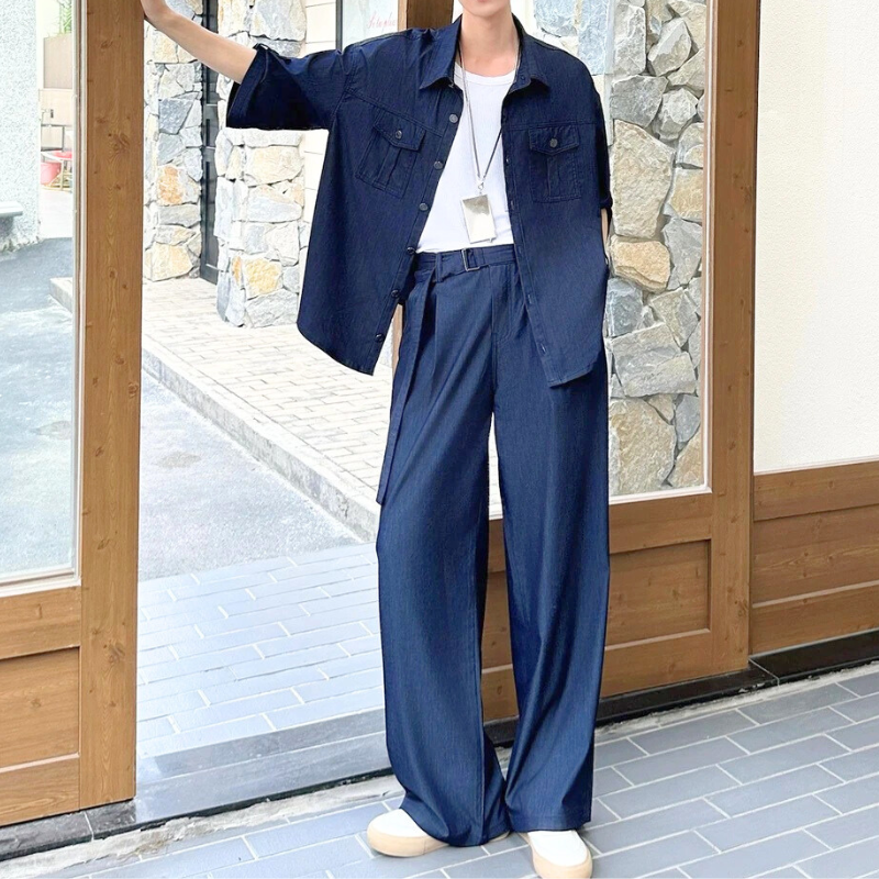 ドア前に立ち涼しげにポージングする春夏の街スタイル