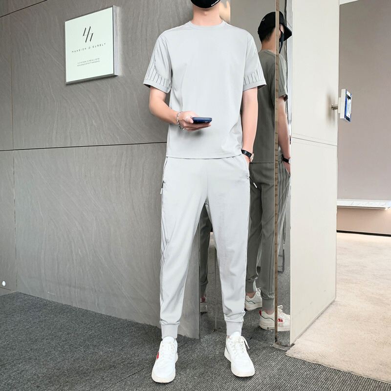 グレーのアイスシルクセットアップ 正面ポーズ