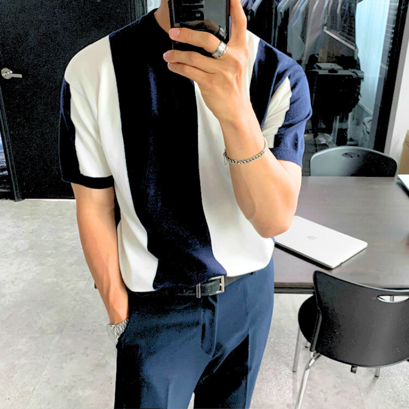 ネイビーのストライプニットをオフィスにきていく男性