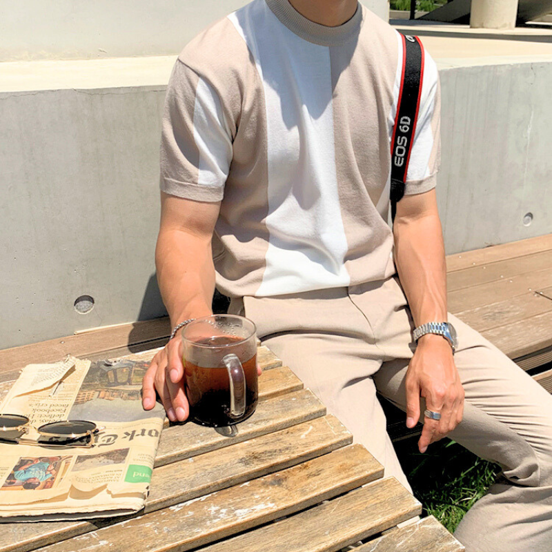屋外でのカジュアルなストライプニットコーデ