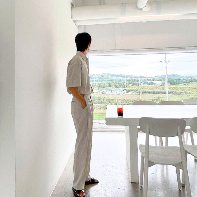 カフェ風の空間で後ろ姿のアイボリーコーデ