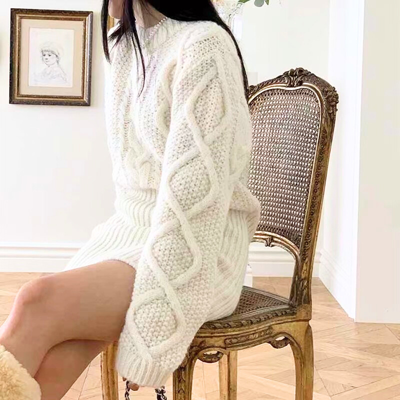 ケーブル編みが映えるアイボリーニットワンピース｜上品で清楚な大人女子スタイル