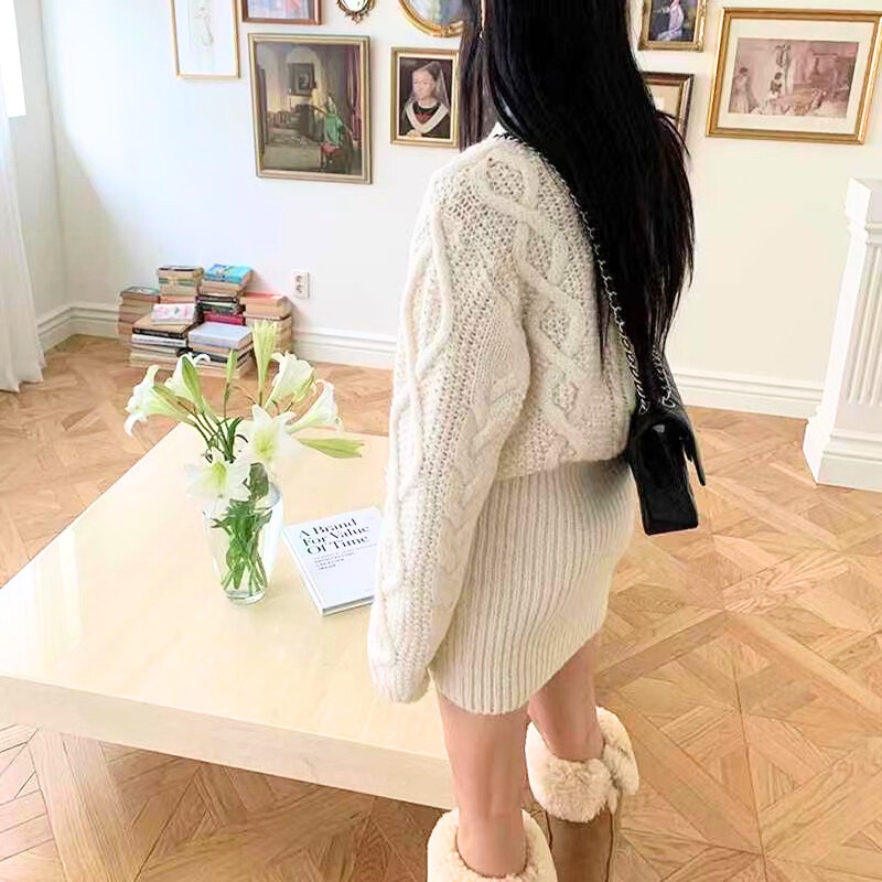 ホワイトケーブルニットワンピース×ムートンブーツ｜ぬくもり感のある冬デートコーデ