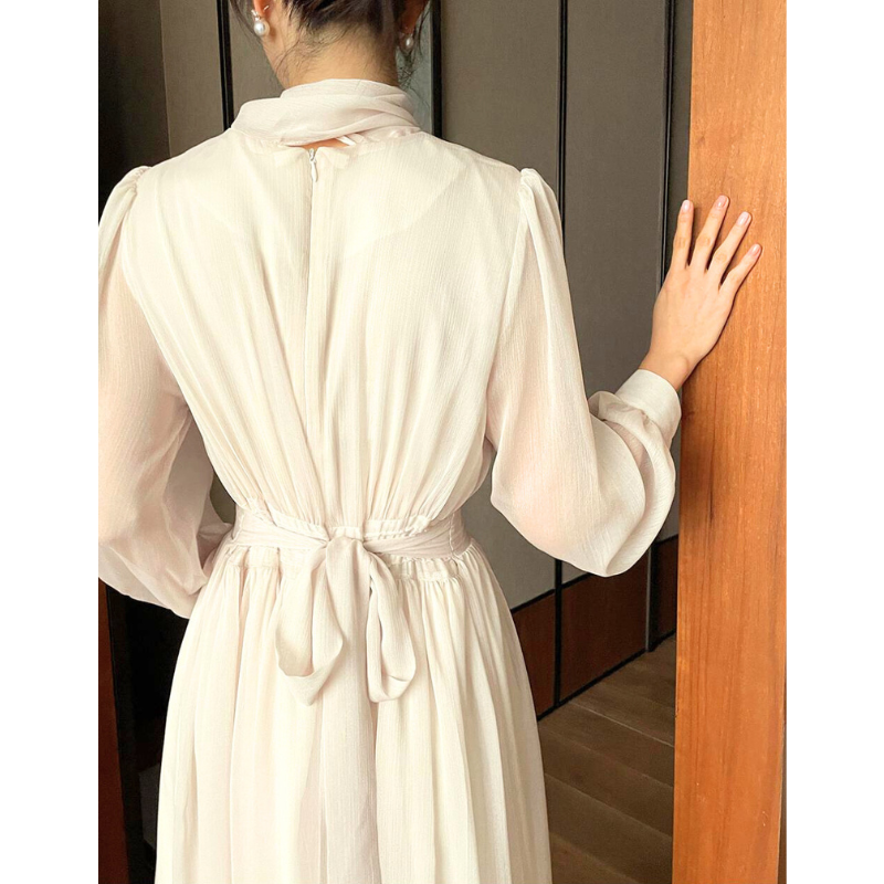 アイボリーシフォンワンピースのバックスタイル・ウエストリボン