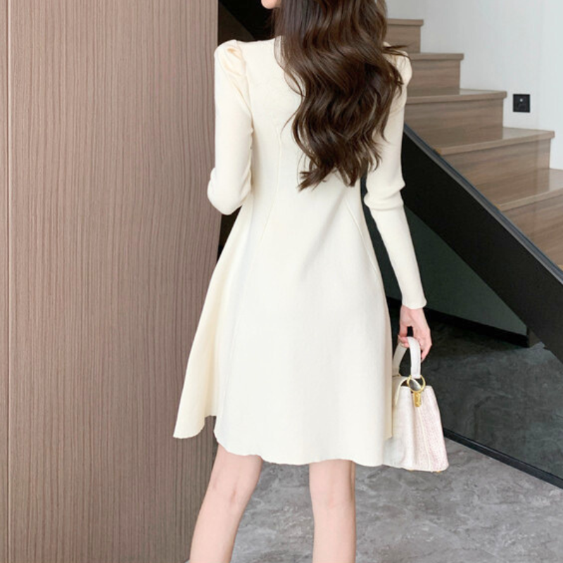 アイボリーワンピースの後ろ姿。ふんわり広がる美シルエット。