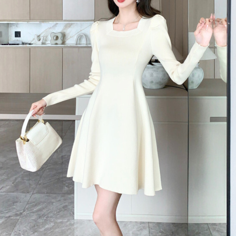 シンプルで洗練されたアイボリーワンピース。好印象なデート服。