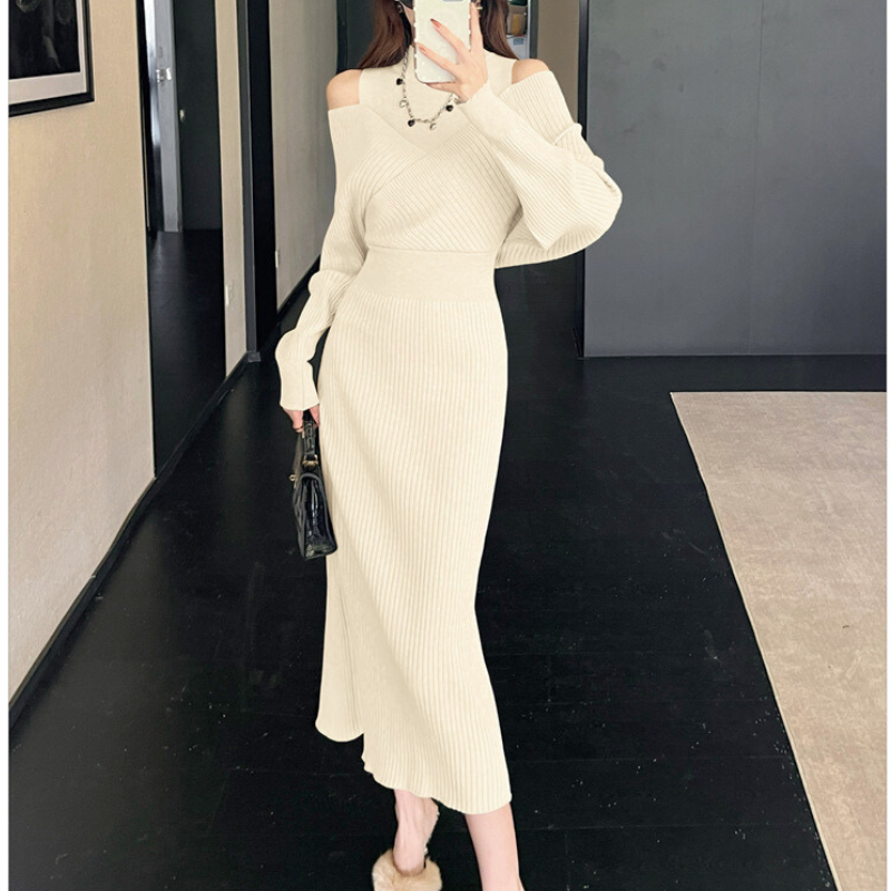 アイボリーのニットワンピース。冬のモテ服にぴったり。